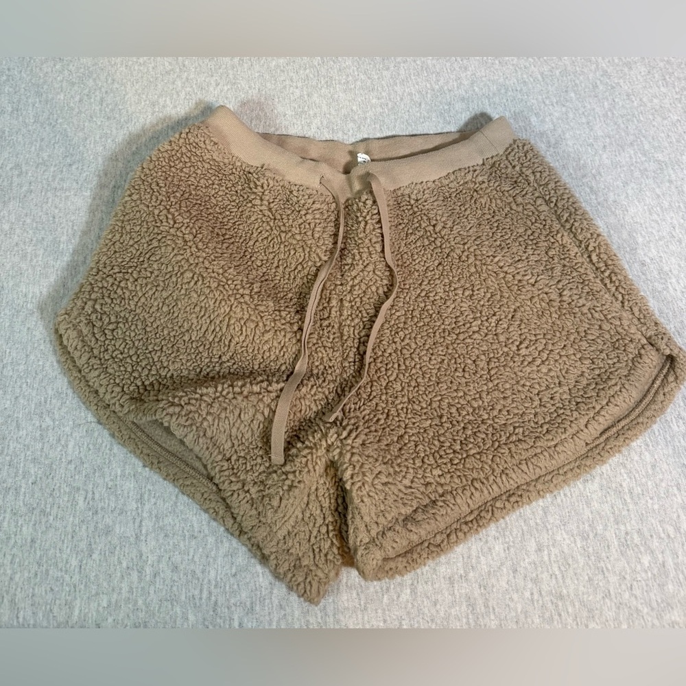 Gilly‎ Hicks Tan Sherpa Lounge Shorts ☁️🤎 - Picture 3 of 6